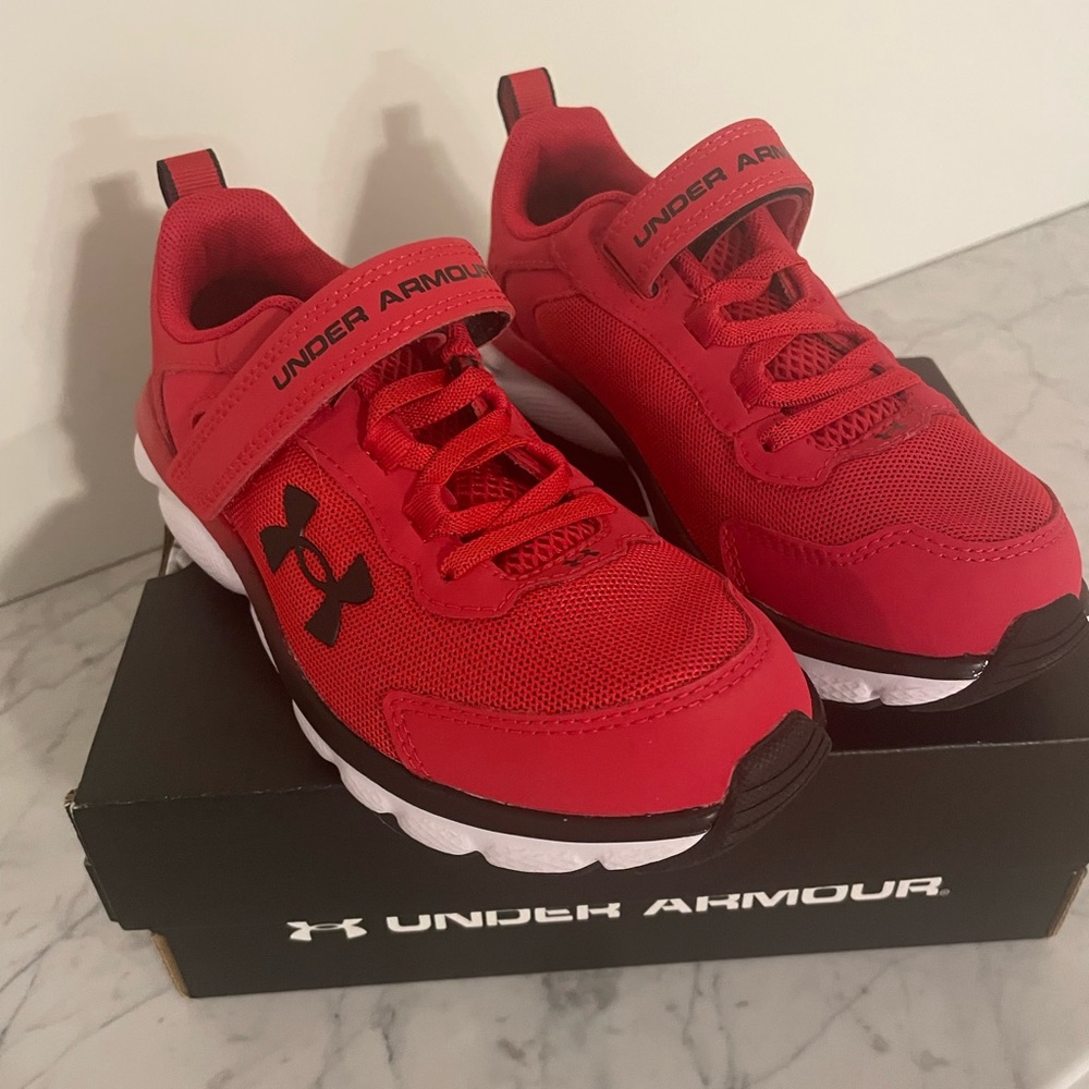 Boys Under Armor Red Sneakers Size 1Y, New In Box